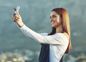 A diferencia del celular, el espejo de la Palabra no tiene filtros