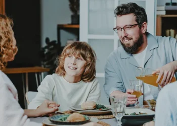 Mucho más que comida: por qué cenar juntos transforma nuestro hogar