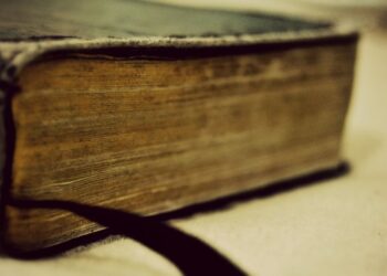 No digas que Dios guarda silencio cuando tu Biblia está cerrada