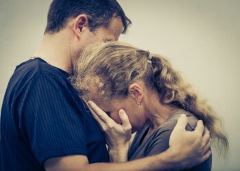 ¿Cómo puede un pastor ministrar a una pareja que ha experimentado un aborto espontáneo?