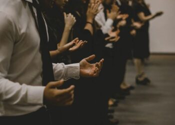 Por qué necesitas orar por tu pastor