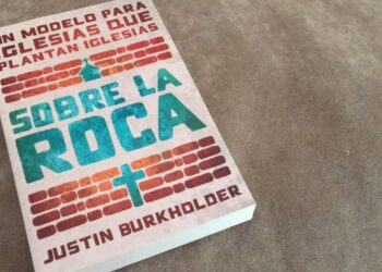 Sobre la Roca: un modelo para iglesias que plantan iglesias | Reseña