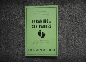 De camino a ser padres: una guía cristocéntrica para parejas esperando hijos