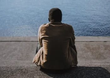 ¿Por qué parece que Dios está en silencio? Cómo Él actúa mientras esperamos