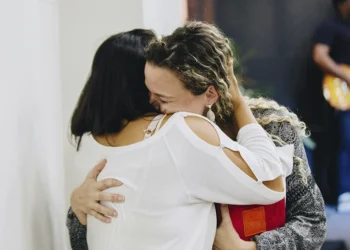 Dios nos fortalece por medio de otros