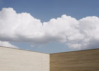 Casas en ruinas en la tierra, reino establecido en el cielo