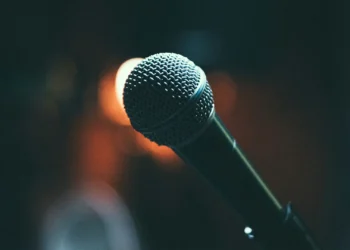 Escuchar a Jesús en mundo con muchas voces